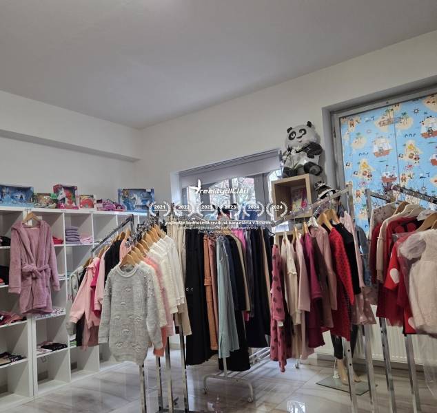 Obchod s oblečením a hračkami s regály a policemi ve Zvláštních nemovitostech.
