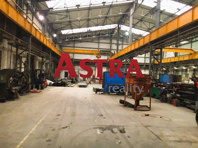 Výrobní prostory ve Spišské Nové Vsi s vysokými stropy a průmyslovým vybavením.