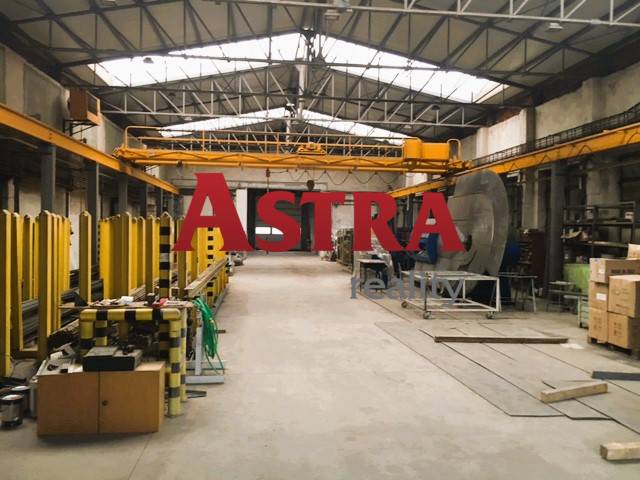 Výrobní prostory ve Spišské Nové Vsi se sklady a jeřábem, industriální design.