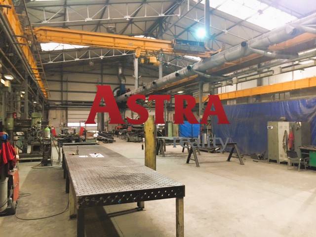 Kovovýrobní prostory s průmyslovými zařízeními a zvedáky v Spišské Nové Vsi.