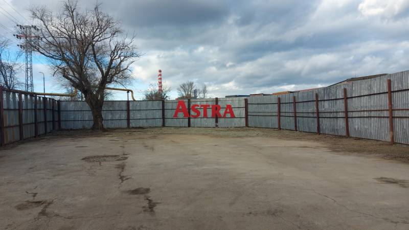 Oplocený pozemek s betonovou plochou v Košicích, městská část Jih, vhodný pro komerční využití.