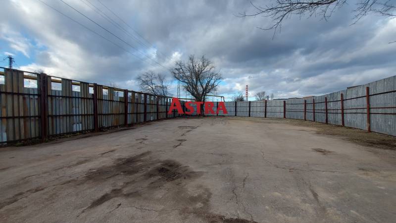 Oplocený pozemek s betonovou plochou v Košicích, městská část Jih, pro komerční využití.