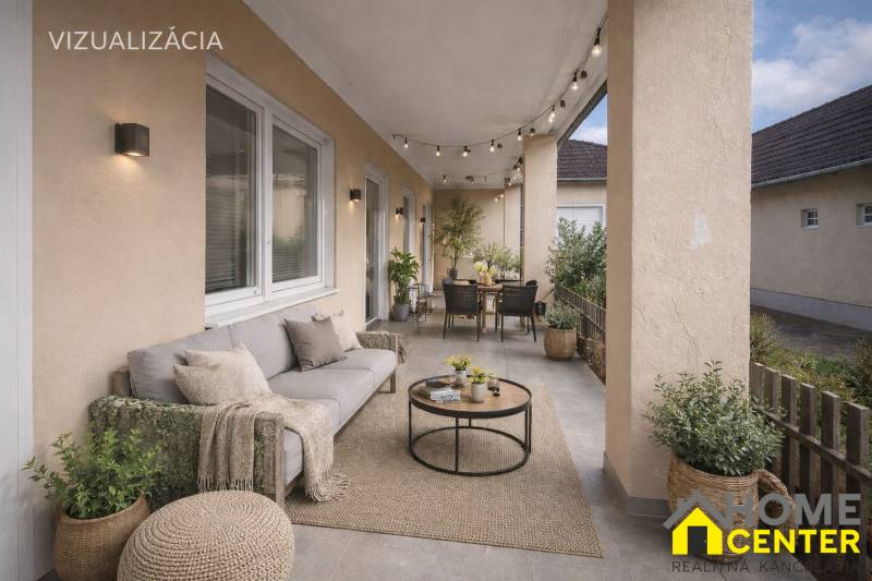 Terasa rodinného domu v Iži s pohodlným posezením, rostlinami a osvětlením pro relaxaci.