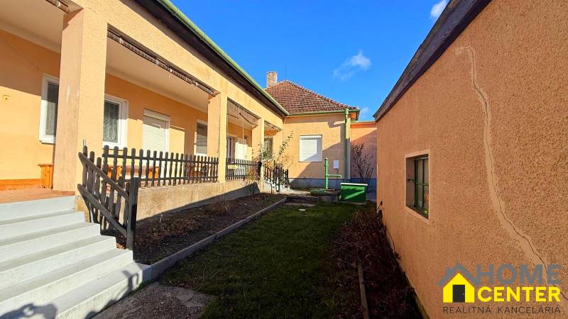 Rodinný dům v Iži s dvory, zahradou a terasou.