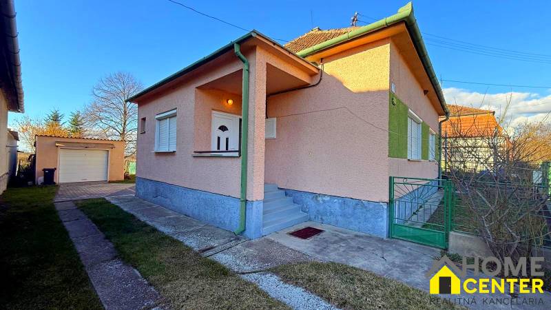 Rodinný dům ve městě Iža s garáží a upraveným dvorem, ideální pro rodinu.