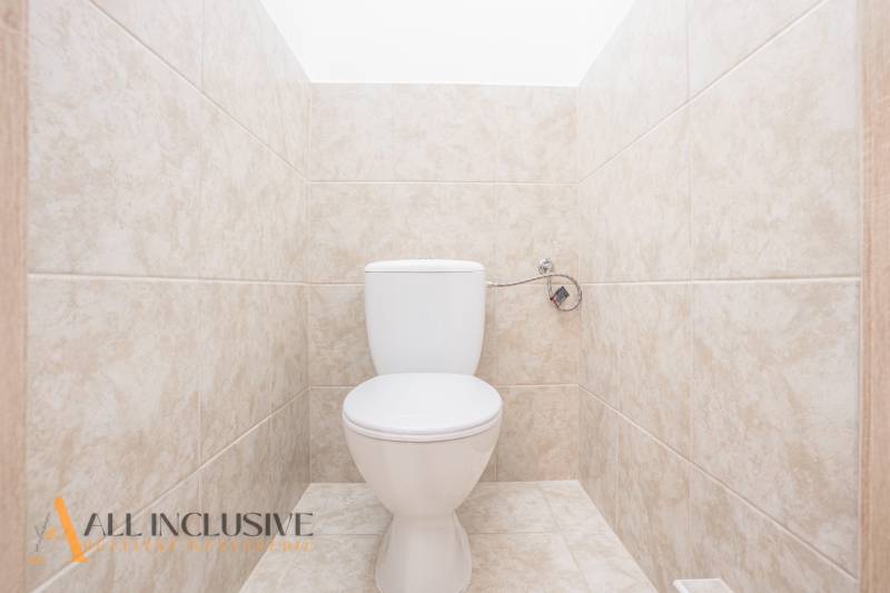 Toaleta obložená světlými obklady v budově.