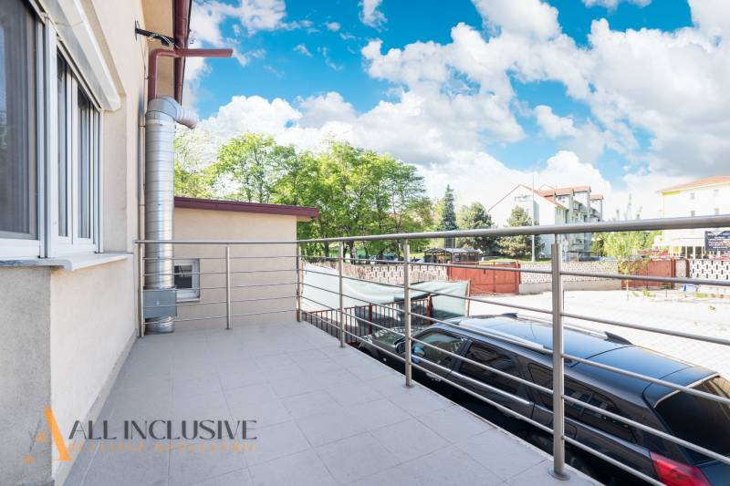 Balkon budovy v Dunajské Stredě s kovovým zábradlím a výhledem na okolí.