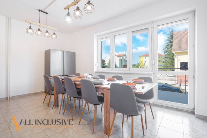 Jídelna v budově s velkým stolem a výhledem na Dunajskou Stredu.