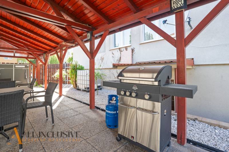 Altán v Dunajské Stredě s grilem a zahradním nábytkem, štěrkové lože.