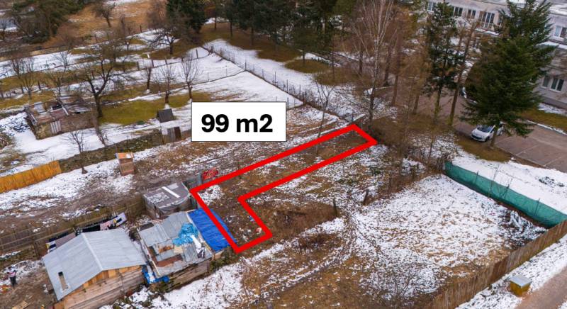 Zahrady v Nálepkově, oplocený pozemek 99 m², zasněžený terén, stromy, budovy.