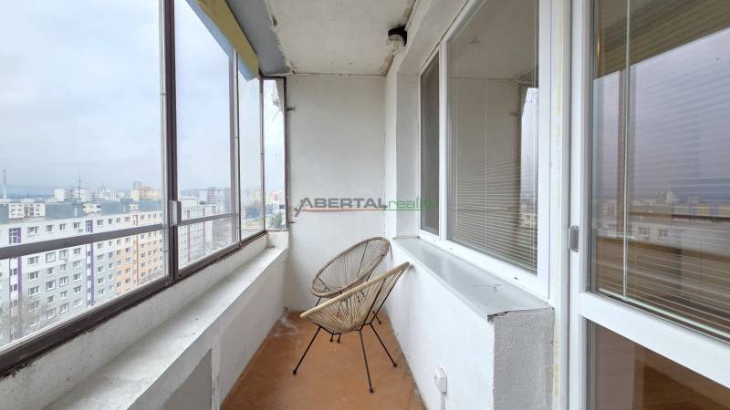 Zasklený balkon dvougarsonky nabízí výhled na Petržalku, ulici Holíčska a okolí.