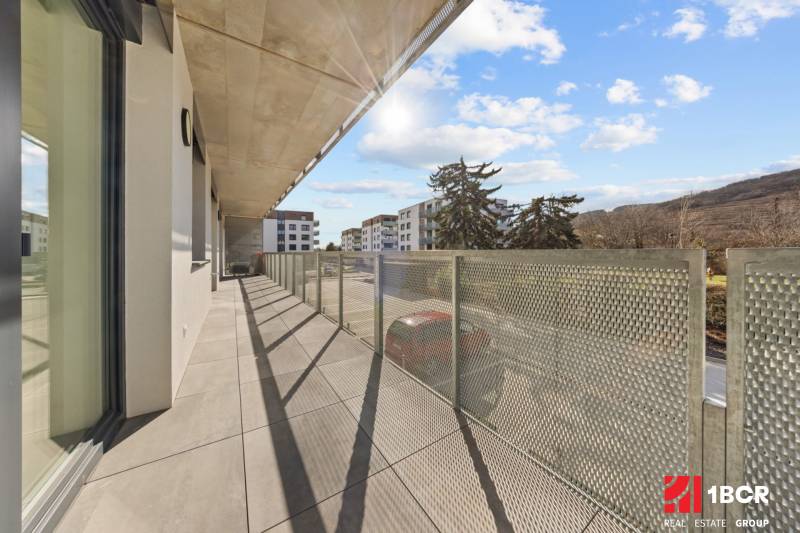 Balkon 4pokojového bytu na Skalické cestě v Bratislavě - Novém Městě s výhledem na přírodu.