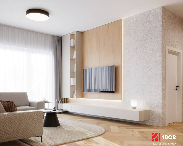 Obývací pokoj ve 4pokojovém bytě s podlahou s dřevěným dekorem, světlou sedačkou a TV na stěně.