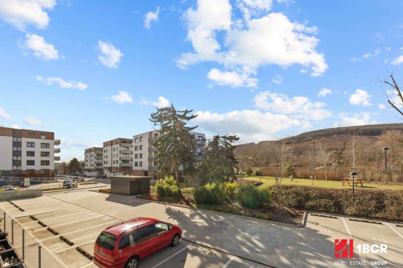 Parkoviště a rezidenční budovy na Skalické cestě v Bratislavě - Novém Městě.