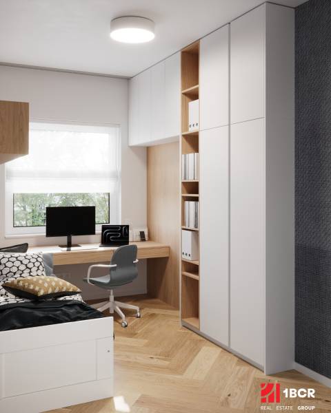 Pracovní kout s bílým nábytkem ve 4pokojovém bytě s podlahou s dřevěným dekorem.