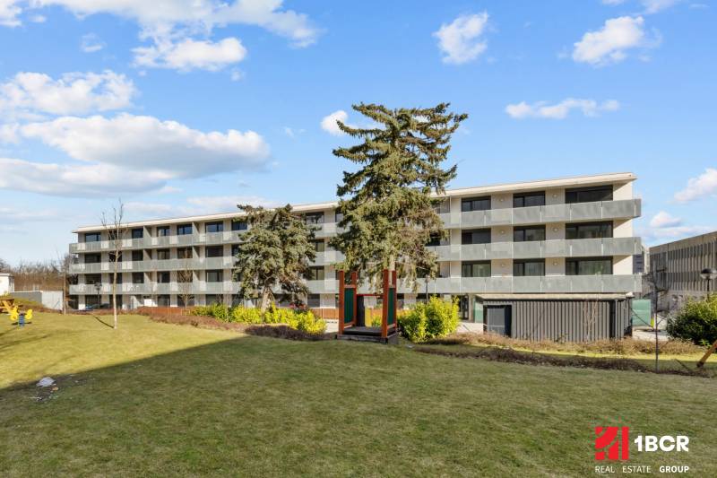 Bytový dům se čtyřmi poschodími, obklopený trávníkem, Bratislava - Nové Mesto, Skalická cesta.