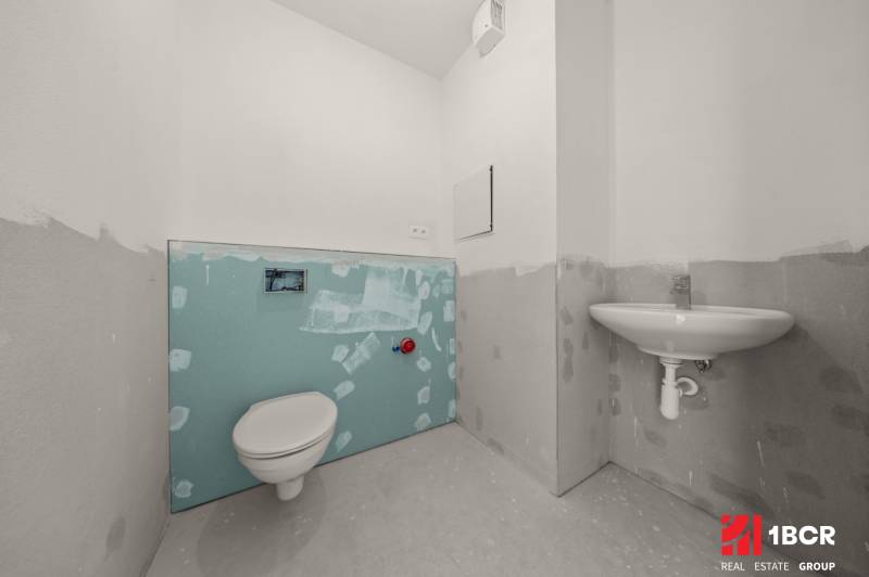 Zařízení toalety ve 4-pokojovém bytě, připravené k dokončení.