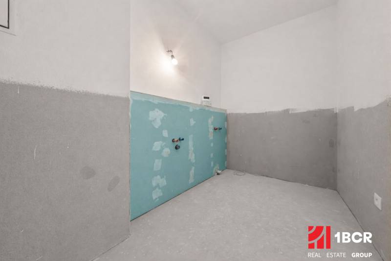 Zrekonstruovaná místnost ve 4-pokojovém bytě s přípravou na instalace.