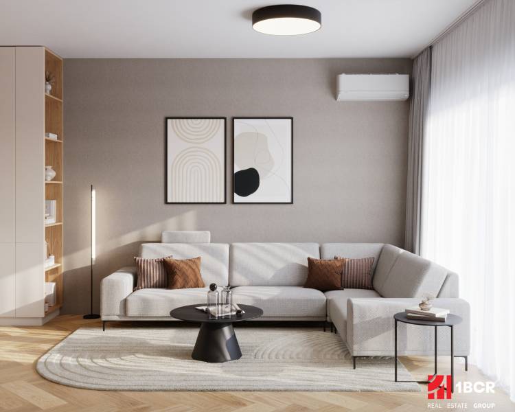 Interiér 4-pokojového bytu s pohovkou, konferenčním stolkem a podlahou s dřevěným dekorem.