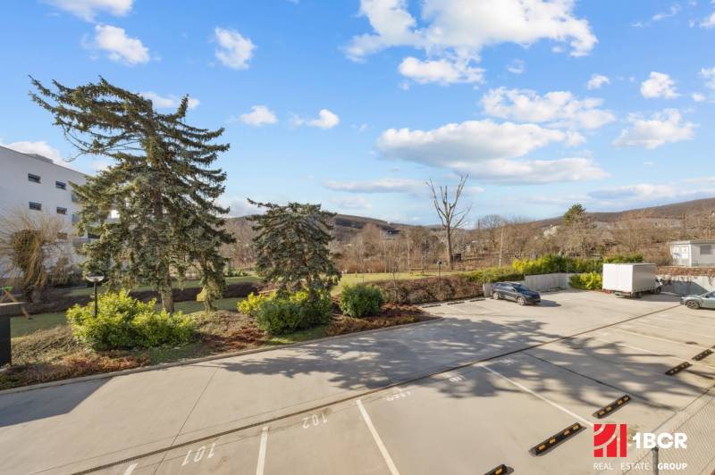 Parkoviště u 4pokojového bytu na Skalické cestě v Bratislavě - Nové Město.