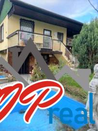 Exteriérová fotografie chaty v Košicích - městská část Vyšné Opátske, s ověřením realitní kanceláře.