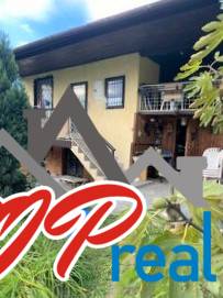 Dvojpodlažní chata v Košicích, městská část Vyšné Opátske, v přírodním prostředí.