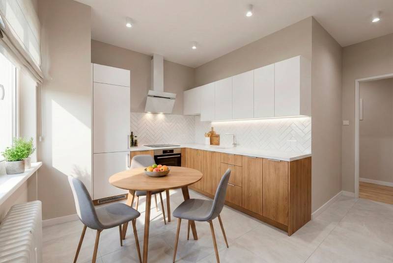 Kuchyně v 2-pokojovém bytě s podlahou s dřevěným dekorem a moderními spotřebiči.