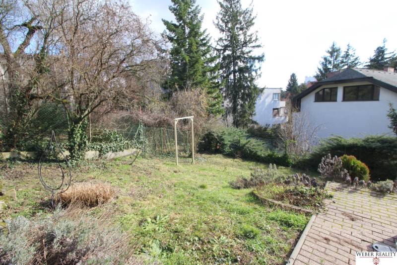 Zahrada s trávníkem a stromy na Lichardově v Bratislavě - Starém Městě.