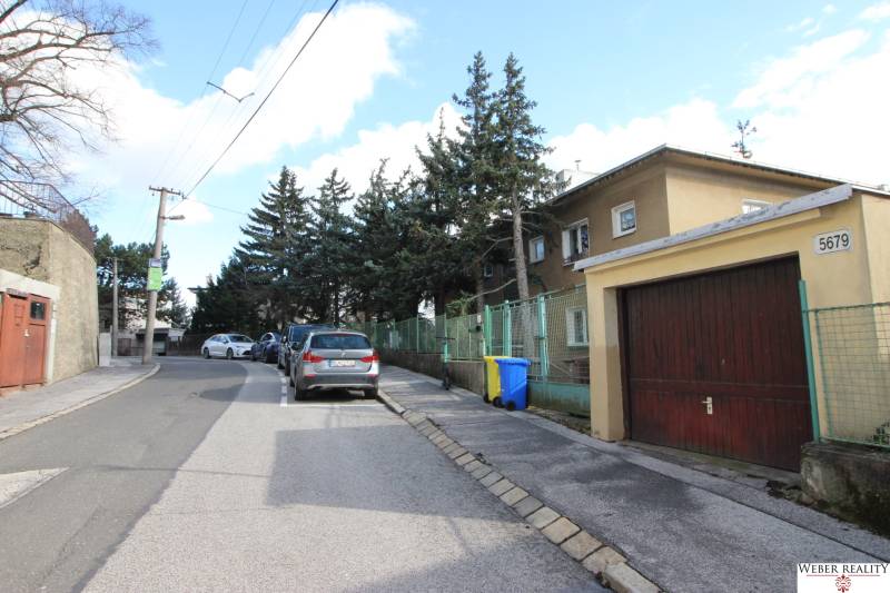 Ulice v Bratislavě - Starém Městě s parkováním a domy, Lichardova, 1-pokojový byt.