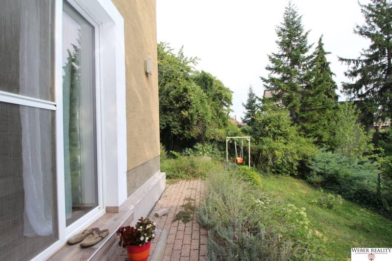 Terasa 1-pokojového bytu na Lichardově ulici, Bratislava - Staré Město, s houpačkou a rostlinami.