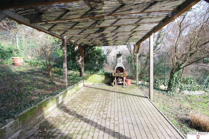 Krytá terasa s grilem v zahradě na Lichardově ulici, Bratislava - Staré Město.