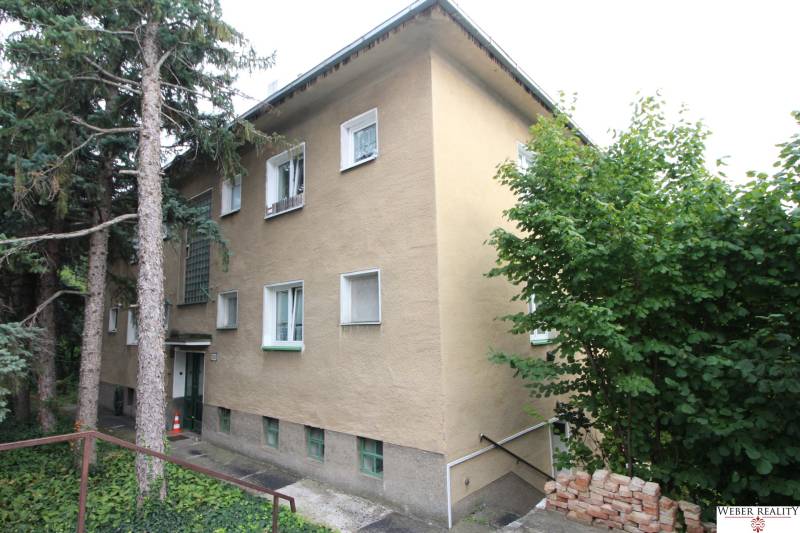 Bytový dům na Lichardově ulici v Bratislavě – Staré Město, obklopený zelení a stromy.