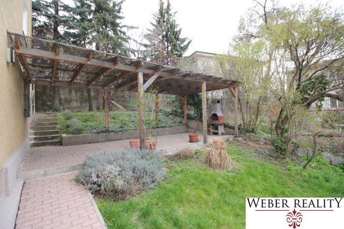 Zahrada s pergolou a stromy u Lichardovy v Bratislavě - Starém Městě.