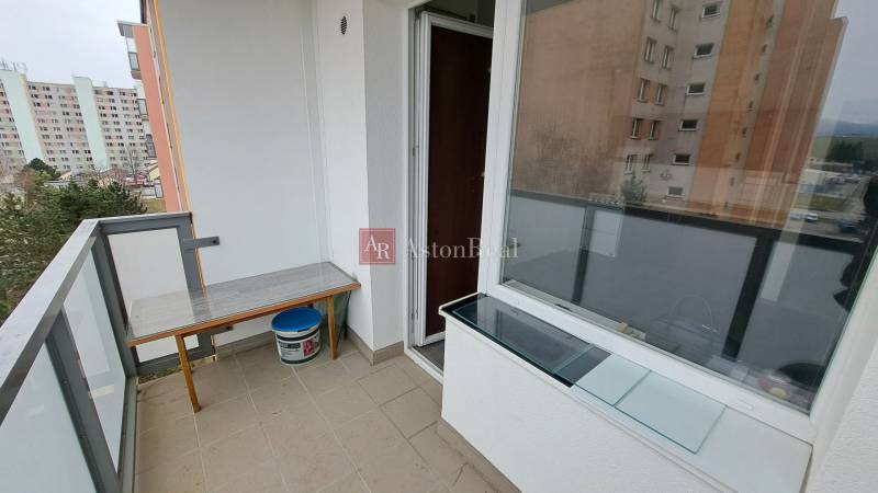 Balkon 1-pokojového bytu v Ružomberku na ulici Za dráhou s výhledem na paneláky.