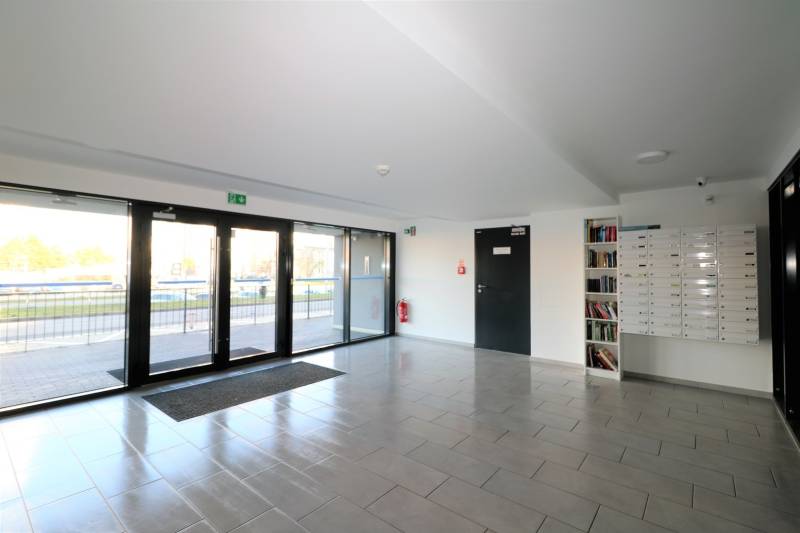 Vstupní hala s poštovními schránkami a skleněnými dveřmi na Zuzany Chalupové v Bratislavě-Petržalce.