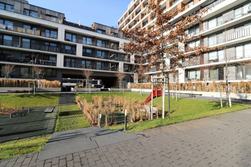 Bytový komplex na ulici Zuzany Chalupové v Bratislavě - Petržalce s upraveným dvorem.