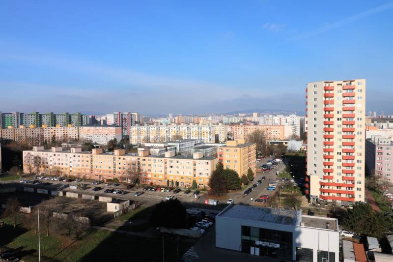 Výhled na sídliště v Bratislavě - Petržalce z ulice Zuzany Chalupové, 2-pokojový byt.