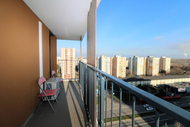 Balkon s výhledem na sídliště z 2pokojového bytu na Zuzany Chalupové v Bratislavě - Petržalce.