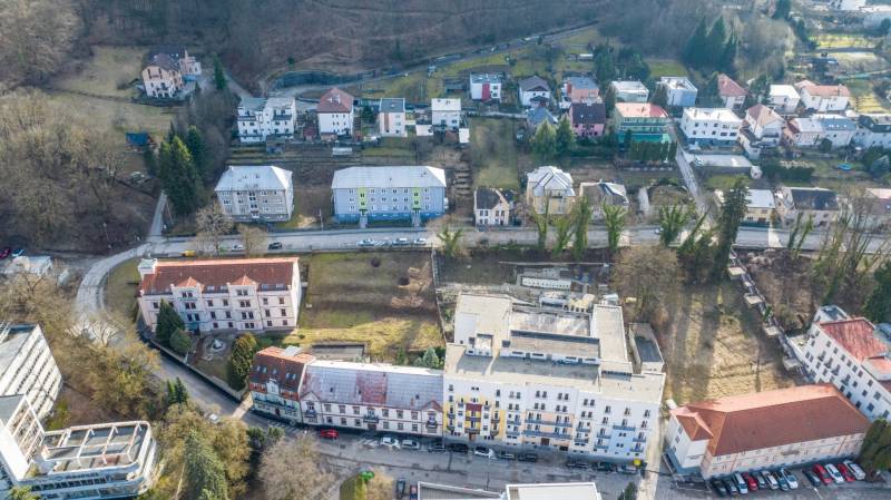 Záběr na budovy a pozemky - komerční na Hurbanově ulici v Trenčianských Teplicích.