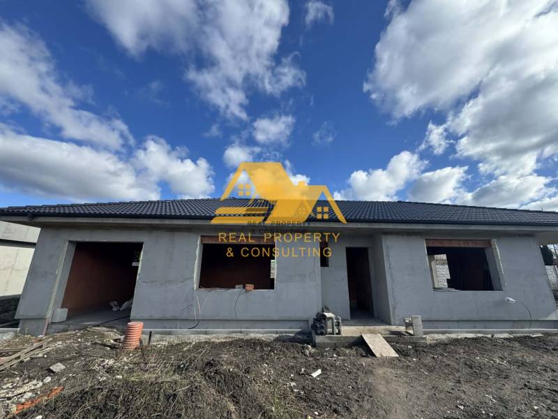 Rodinný dům na stavbě na ulici v Nových Zámcích. Bez hotových oken a dveří.