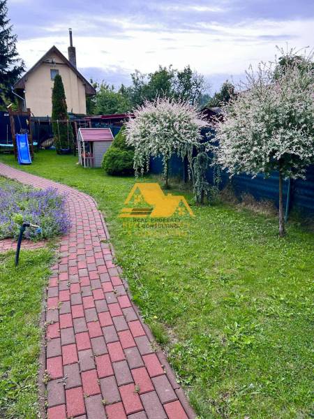 Zahrada u chaty v Nových Zámcích s dětským hřištěm na ulici Nové Zámky.