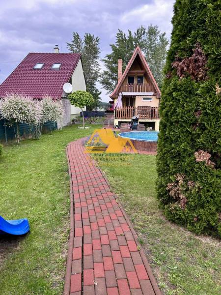 Zahrada s cestičkou k chatě v Nových Zámcích na ulici Nové Zámky.