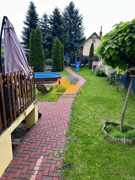 Zahrada s bazénem a altánkem u chaty v Nových Zámcích na ulici Nové Zámky.