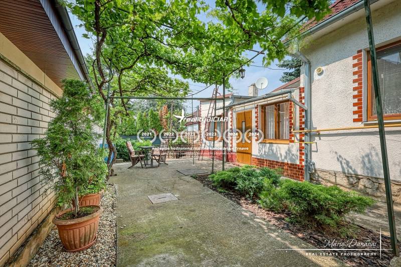 Rodinný dům na klidné ulici v Trnavě s terasou a zelení.