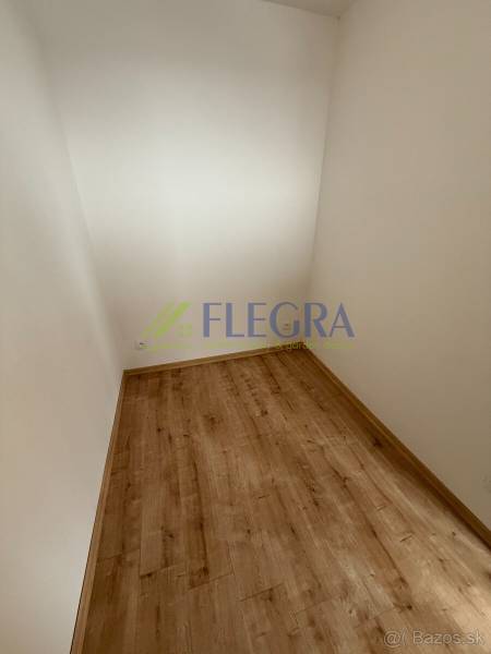 Malá místnost v 1-pokojovém bytě s podlahou s dřevěným dekorem.