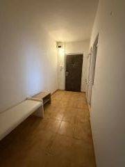 Interiér 3-pokojového bytu s podlahou s dřevěným dekorem, certifikát Ověřený člen.