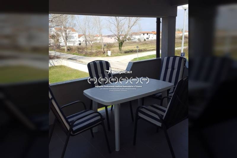 Zařízený balkon v rodinném domě v ulici Grbi ve městě Nin.