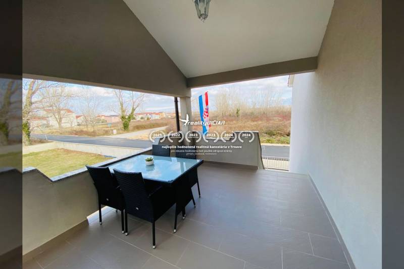 Terasa rodinného domu na ulici Grbi v Nině s výhledem na okolí.