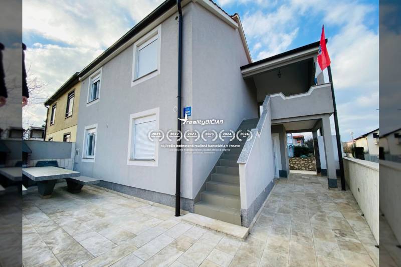 Rodinný dům na ulici Grbi v Ninu s venkovním schodištěm a terasou.