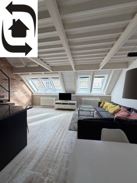 Podkrovní obývací pokoj se střešními okny, podlaha s dřevěným dekorem, 4pokojový byt.